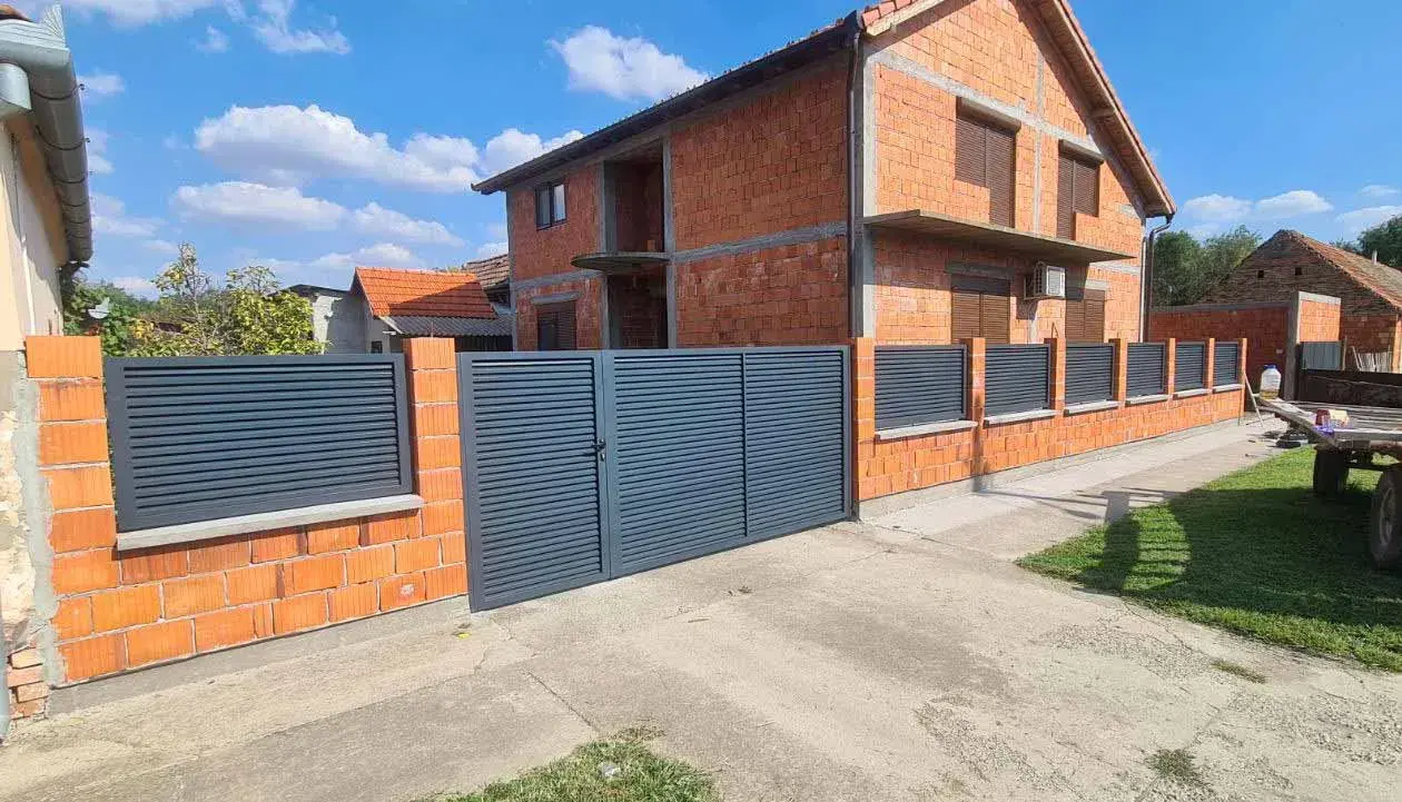 Antracit aluminijumska dvokrilna kapija sa ogradom ispred kuće