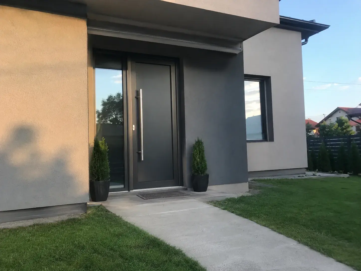 Moderna antracit PVC ulazna vrata sa dugačkom inox ručkom