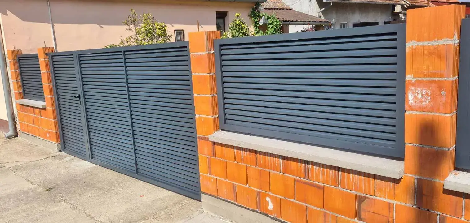Antracit aluminijumska ograda sa horizontalnim lamelama na betonskom potpornom zidu