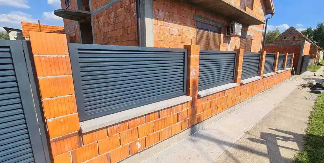 Aluminijumska ograda sa punim antracit lamelama bez procepa za potpunu privatnost