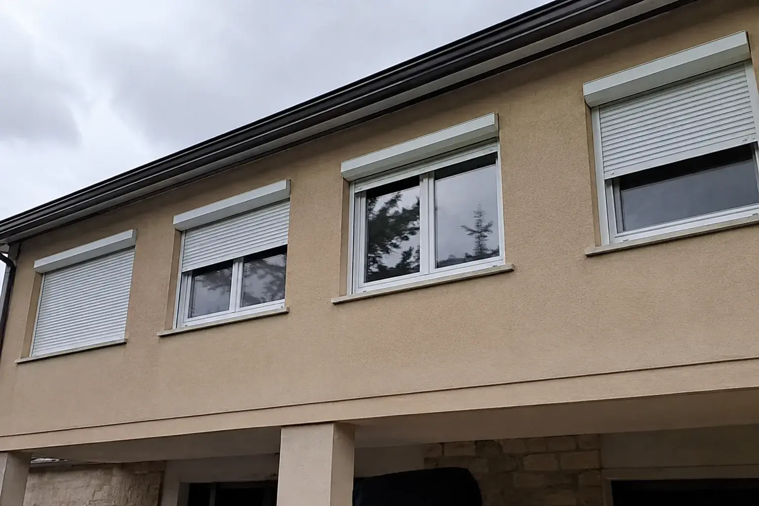 Bele aluminijumske roletne na prozorima porodične kuće