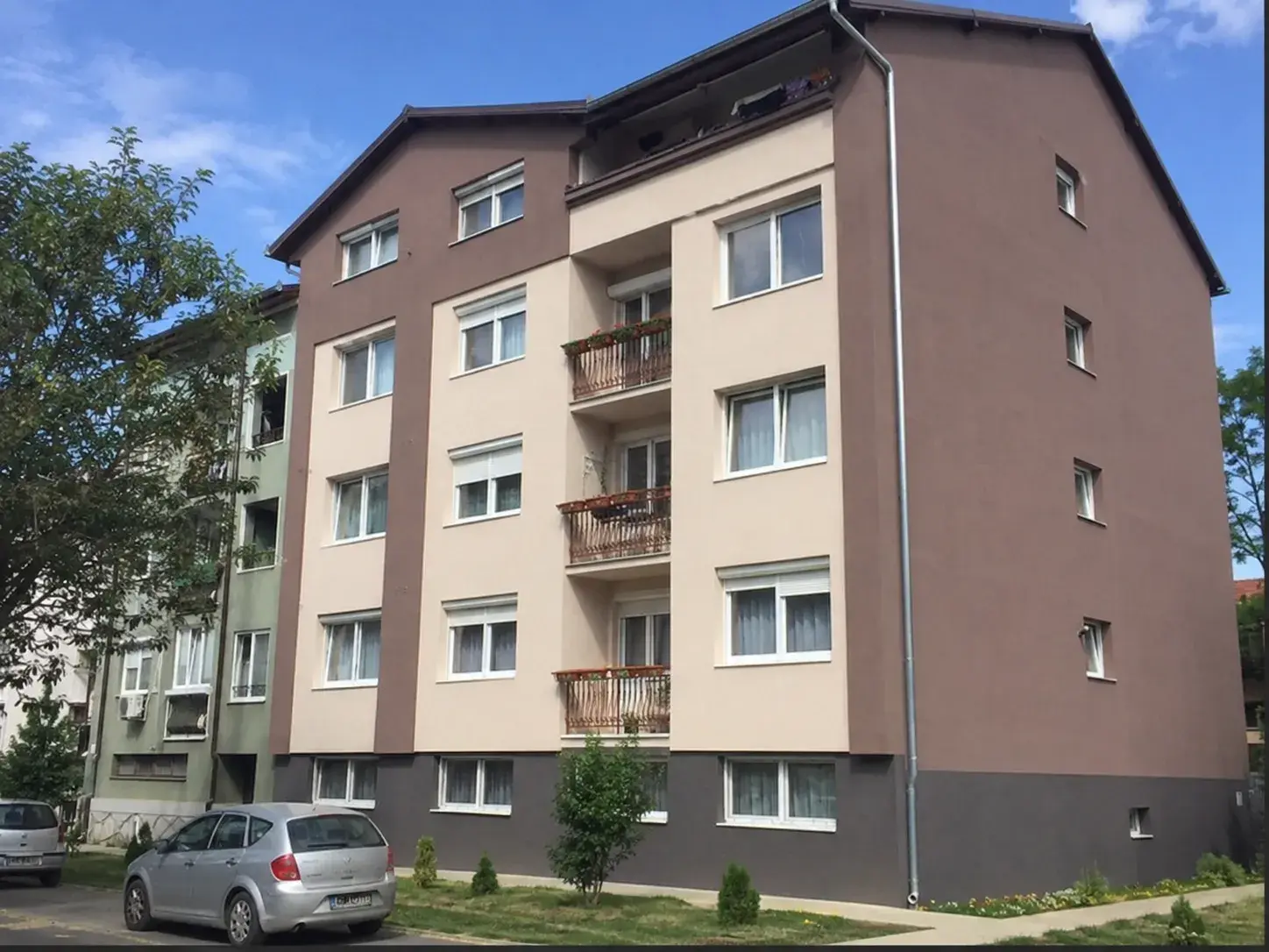 PVC stolarija Novi Sad, Rehau Euro-Design 70 prozori na fasadi stambene zgrade