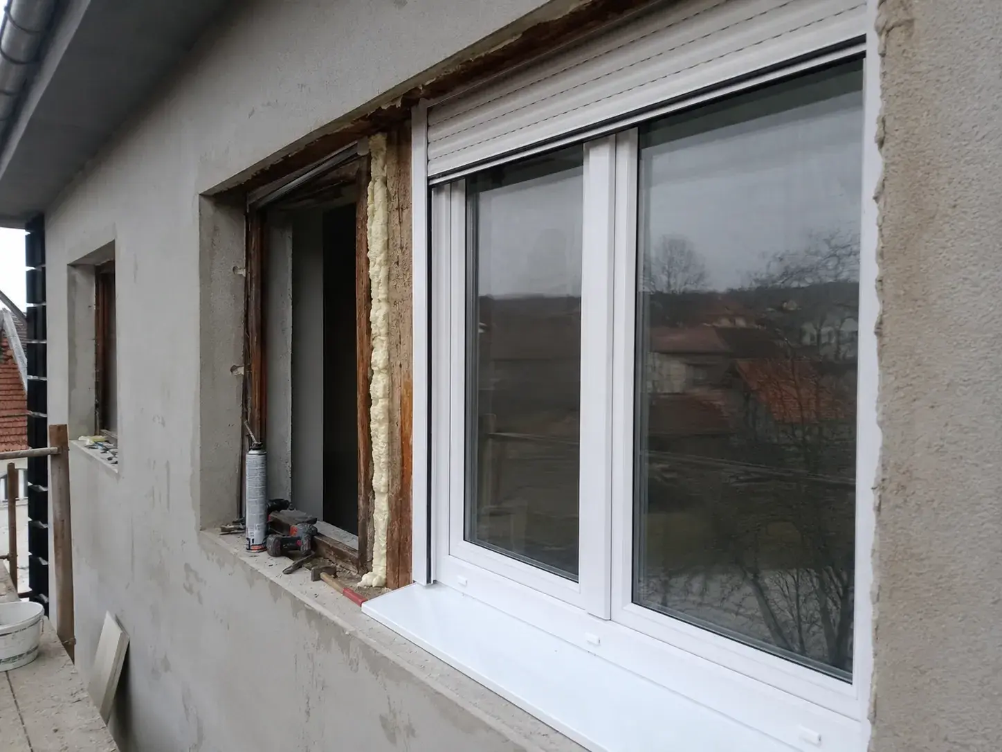 Zamena stolarije Temerin, ugradnja novih Rehau PVC prozora umesto stare drvene stolarije