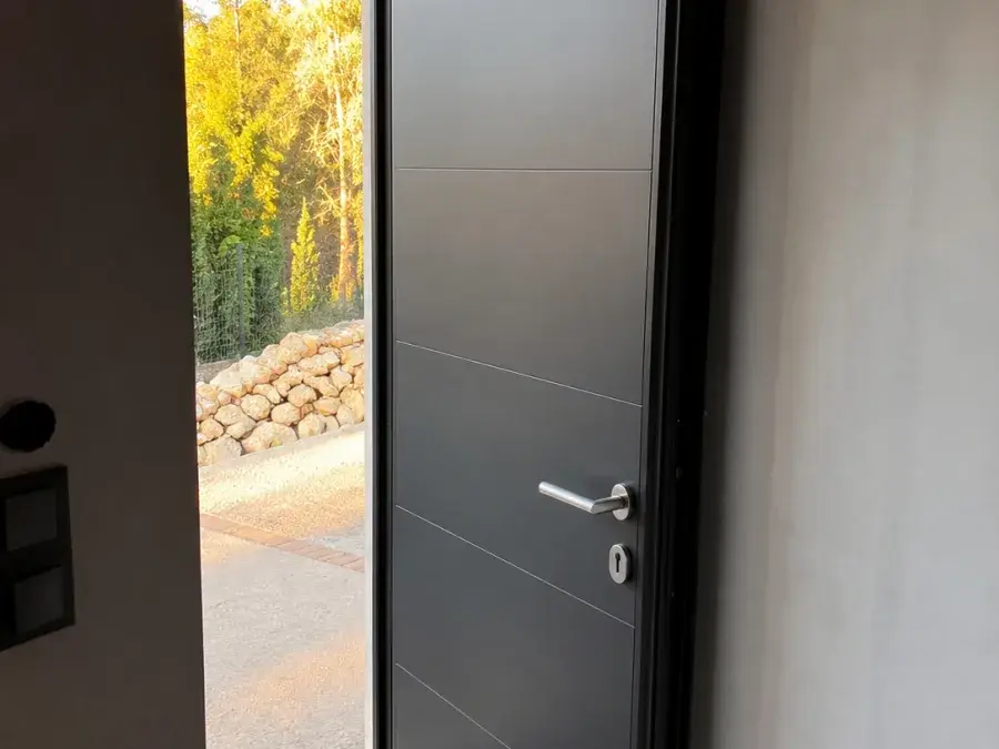 Detalj aluminijumskog panela ulaznih vrata sa inox ručkom preko cele visine