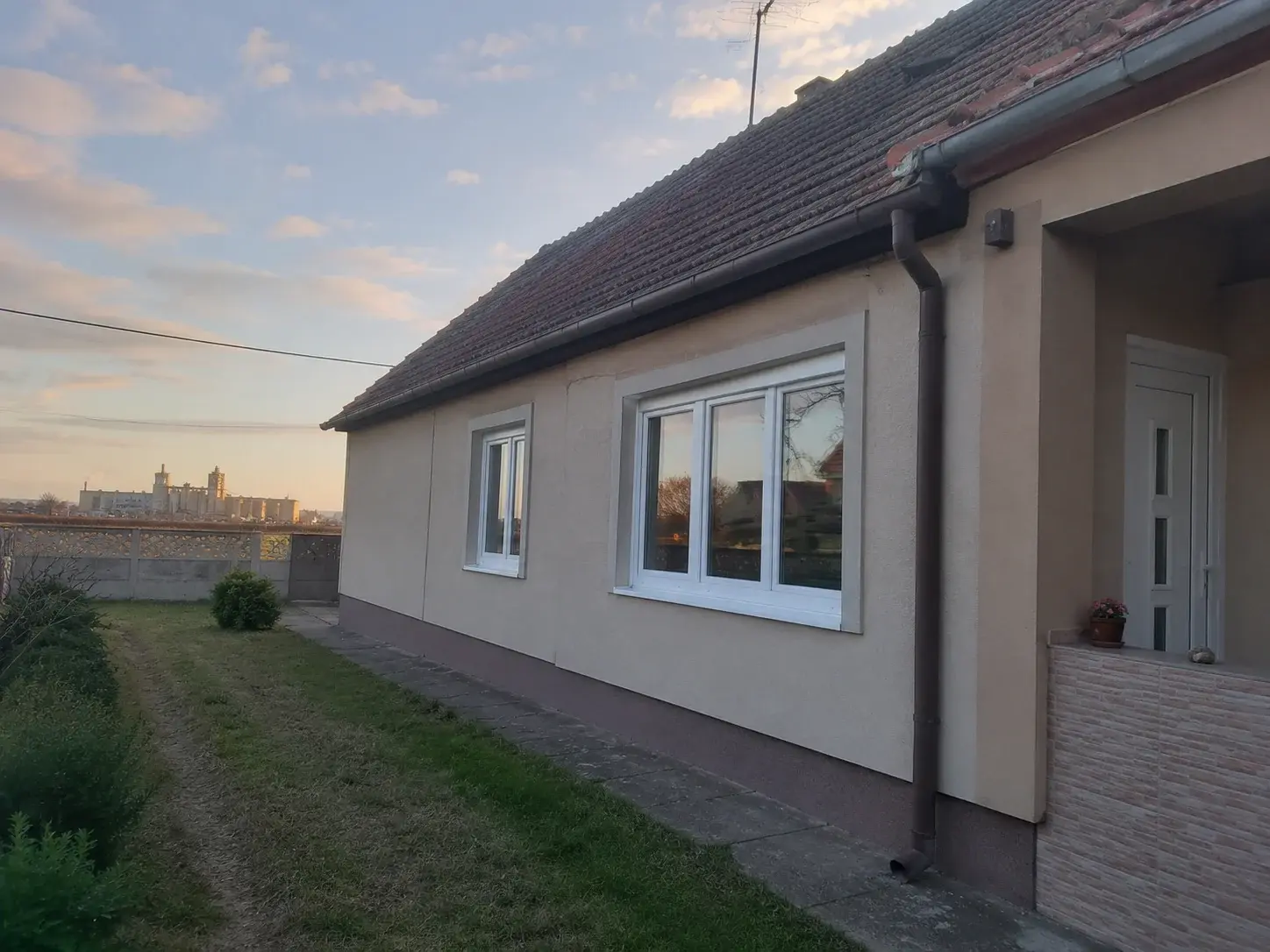 Kuća u blizini industrijske zone Temerina sa novim PVC prozorima