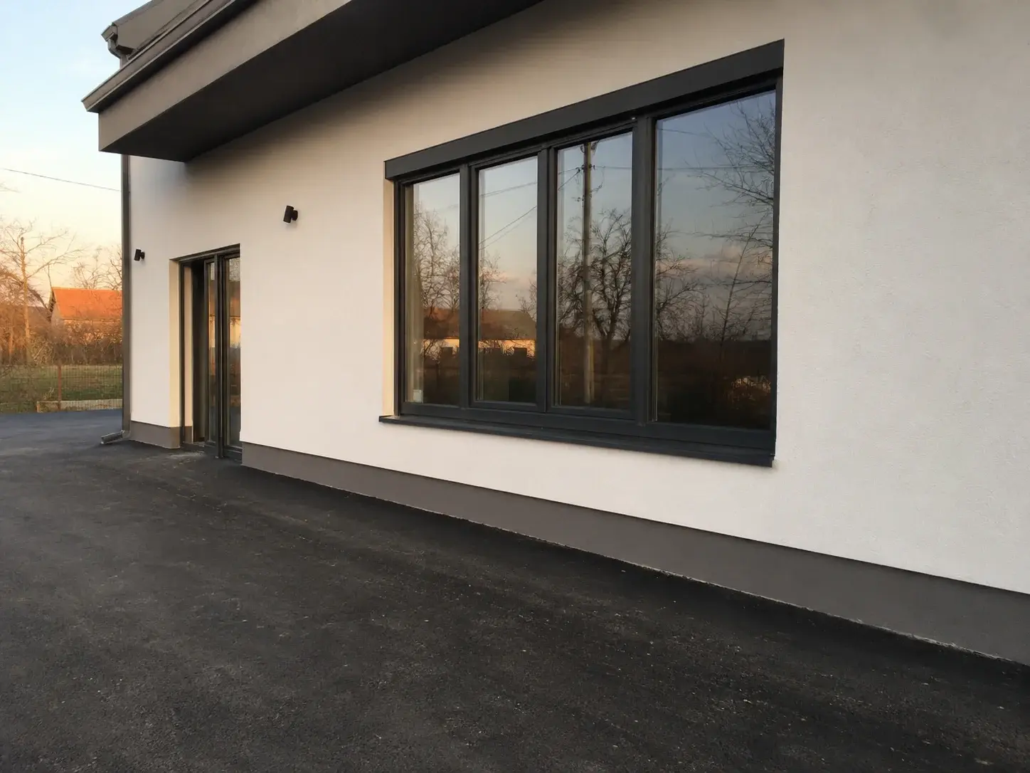 Moderna novogradnja u Bačkom Jarku sa antracit PVC prozorima
