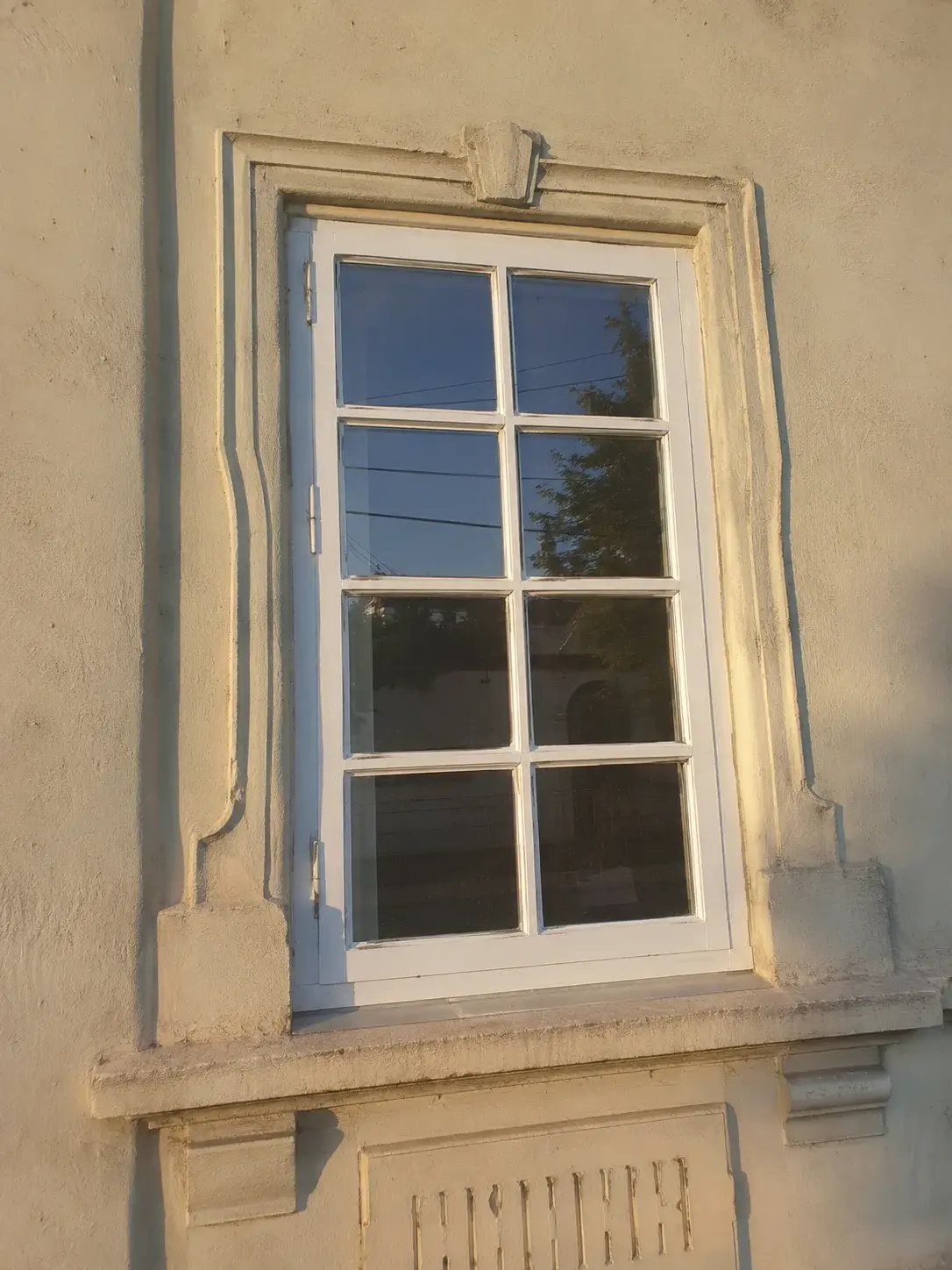 Detalj prozora stare temerinske kuće sa štukaturom i klasičnom šibicom