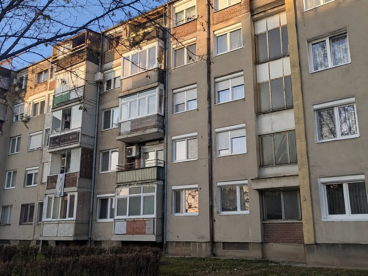 Stara zgrada u prigradskom delu Novog Sada sa novim PVC prozorima