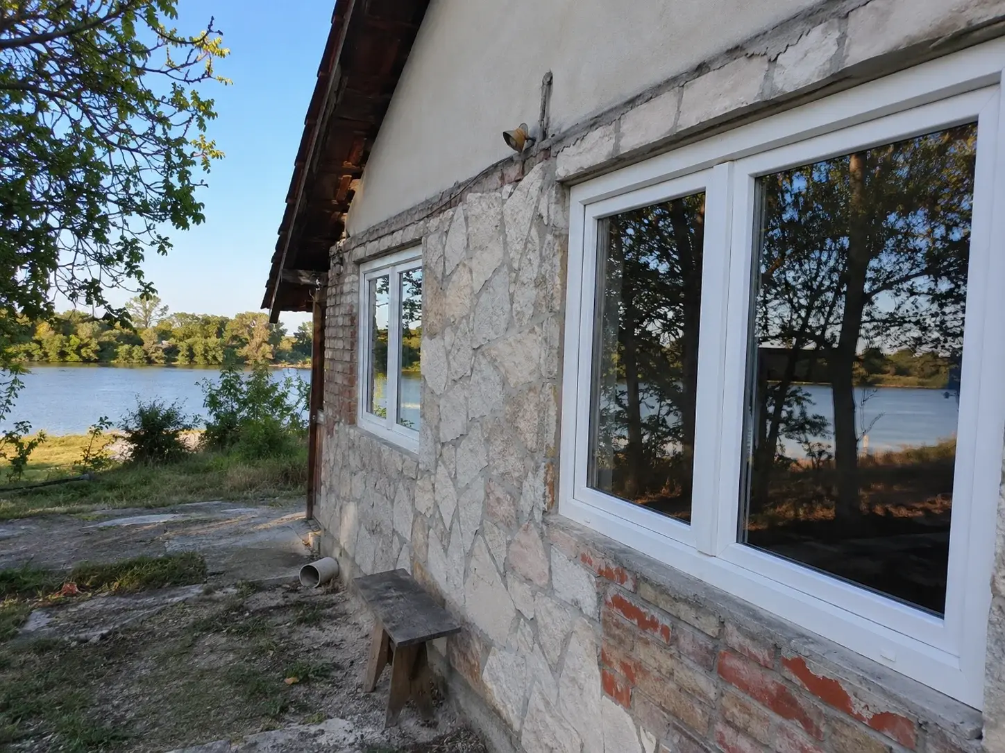 Vikendica na obali Tise u blizini Žablja sa PVC prozorima