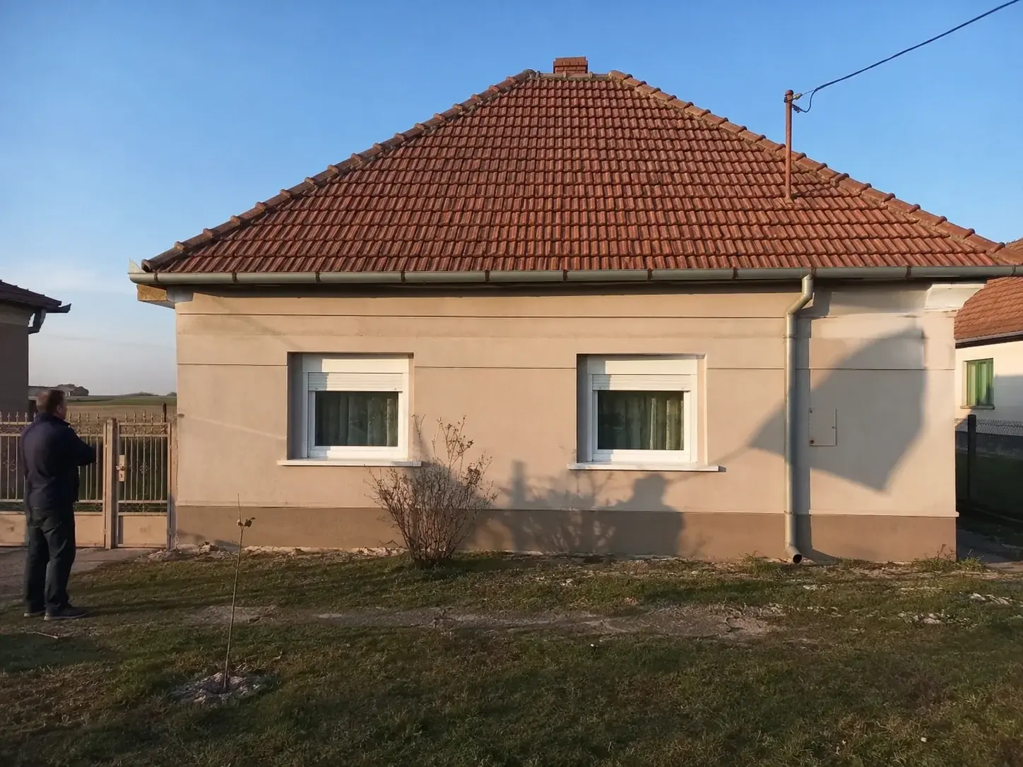 Tipična bačka prizemnica u Vilovu sa belim PVC prozorima