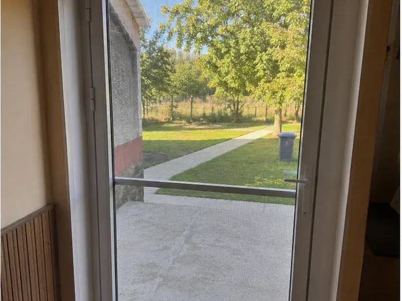 Komarnik vrata sa aluminijumskim ramom i mrežom na ulazu u dvorište