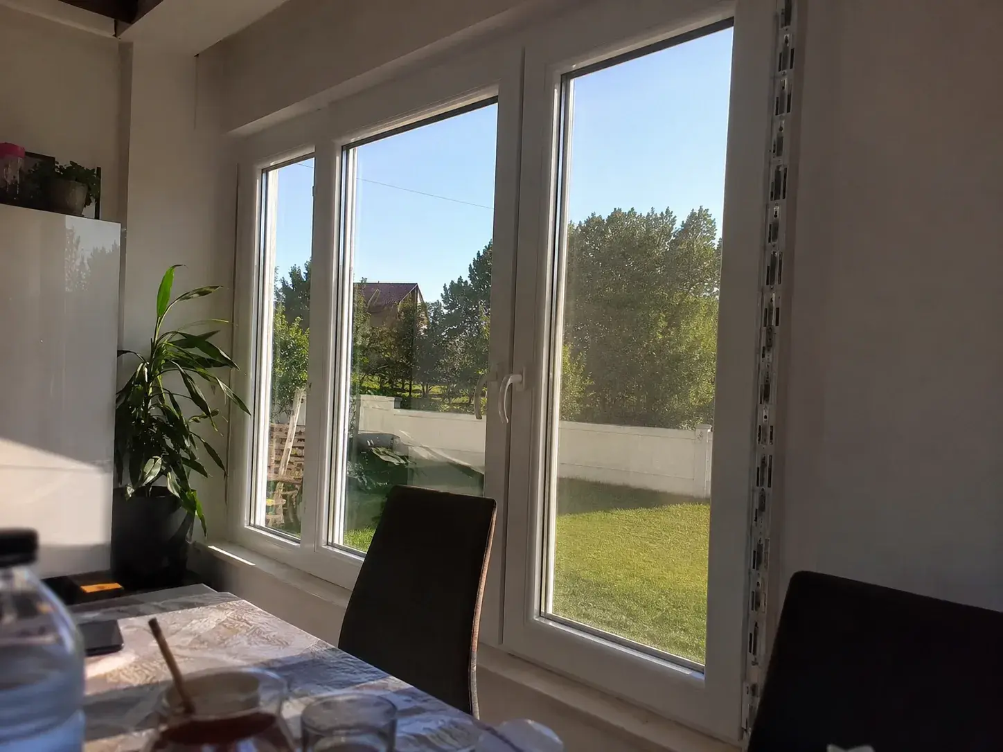Moderan enterijer sa velikim Rehau PVC prozorom u dnevnoj sobi