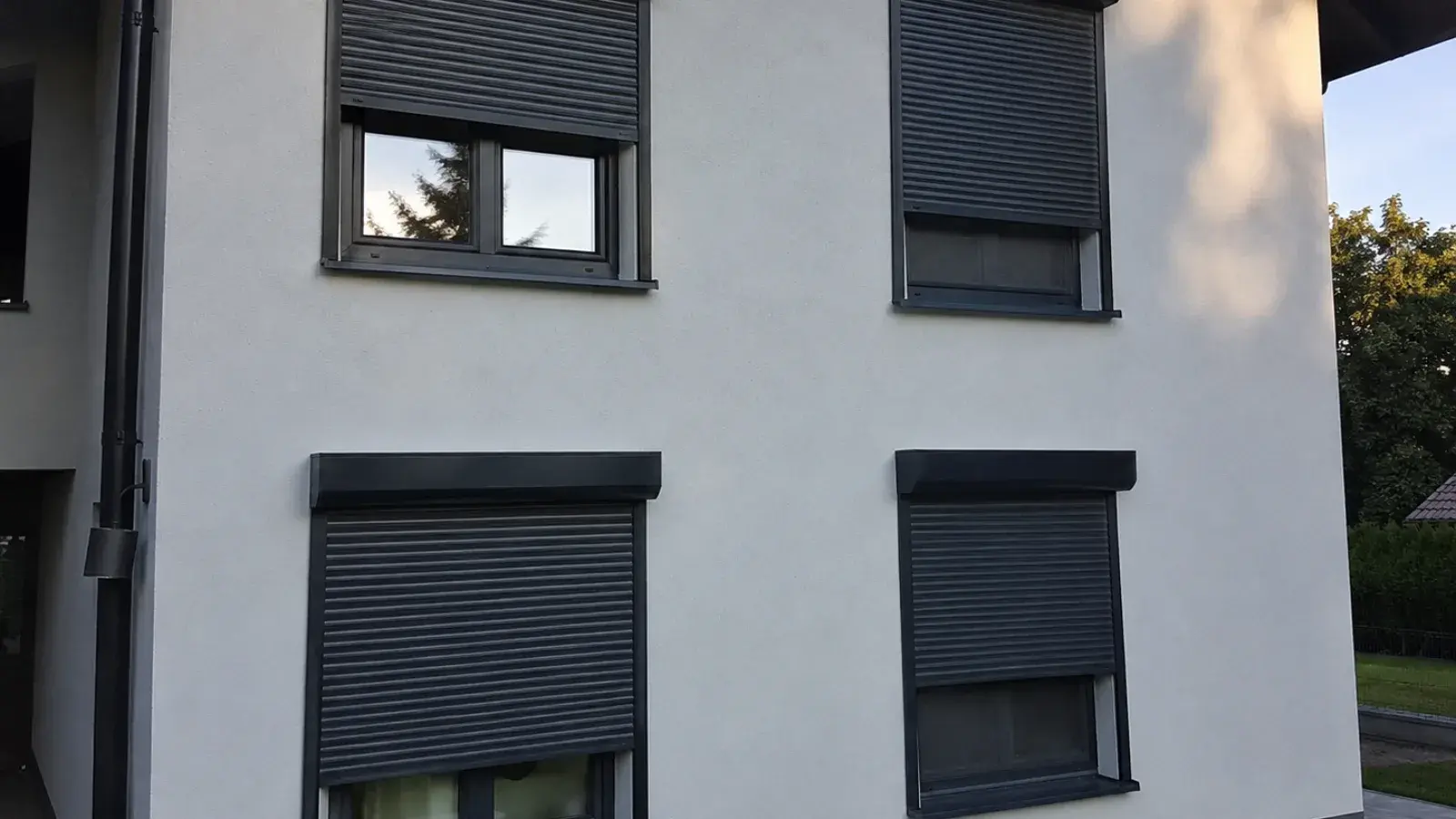 Antracit aluminijumske nadgradne roletne spuštene na prozorima sprata porodične kuće