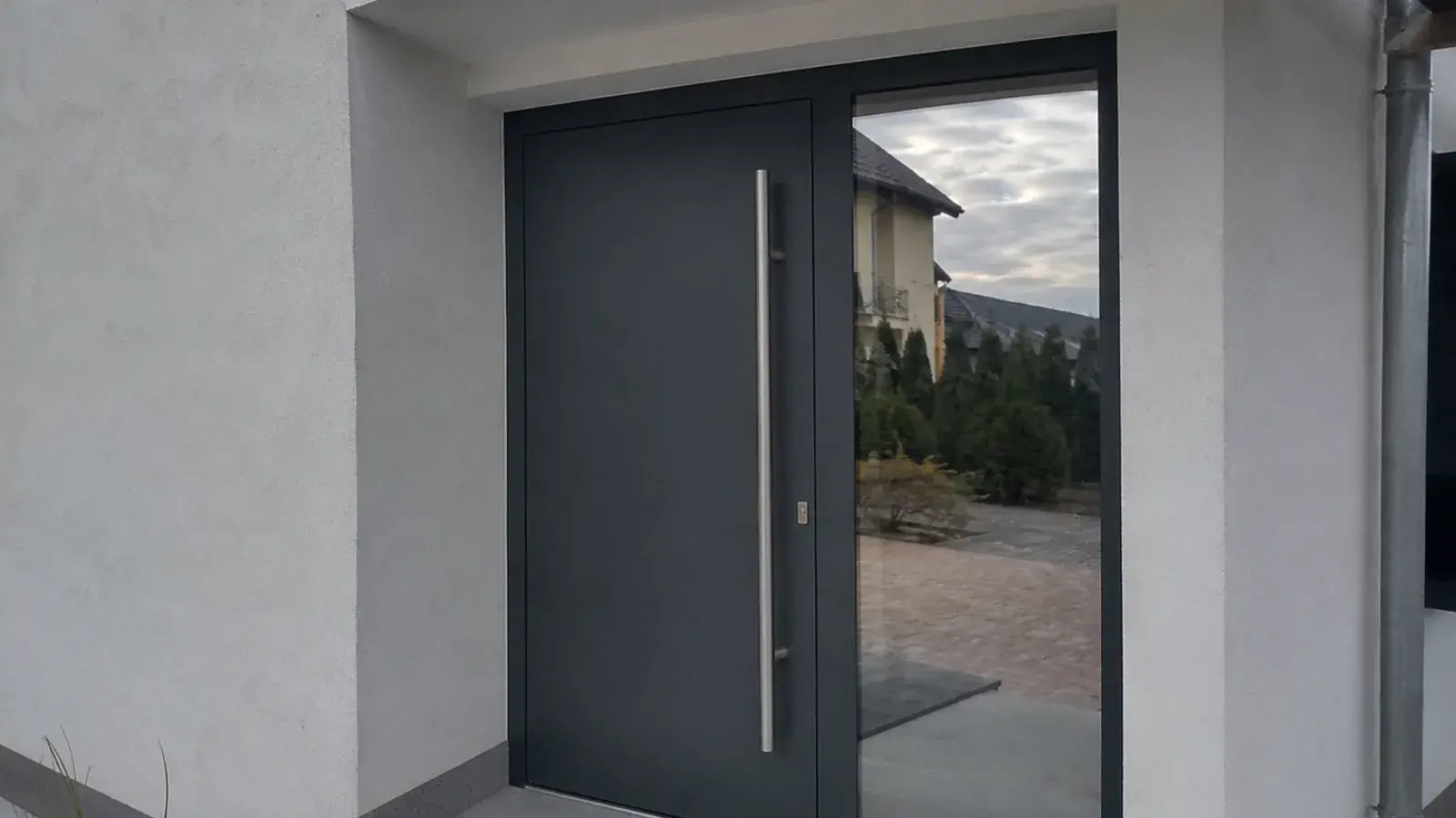 Antracit aluminijumska ulazna vrata sa dugačkom inox ručkom i bočnim staklenim panelom