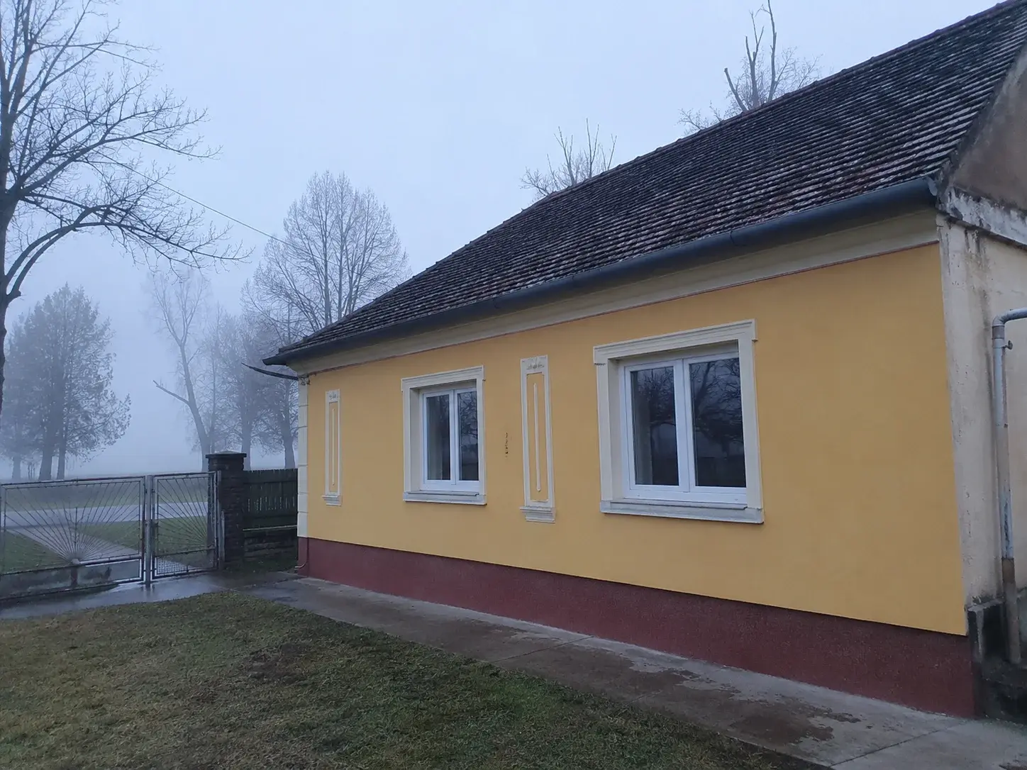 Kuća u Mošorinu sa pogledom na Tisu kroz jutarnju izmaglicu