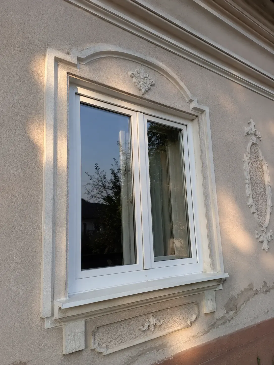 Detalj fasade građanske kuće u Đurđevu sa novim PVC prozorom i šibicom