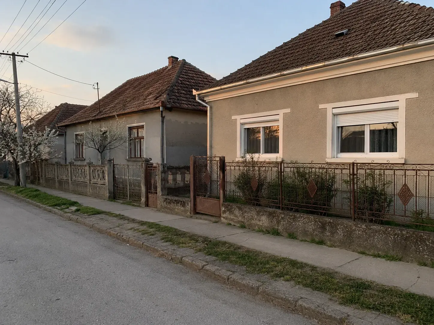 Ulica u Bačkom Jarku sa mešavinom starih i novih prozora