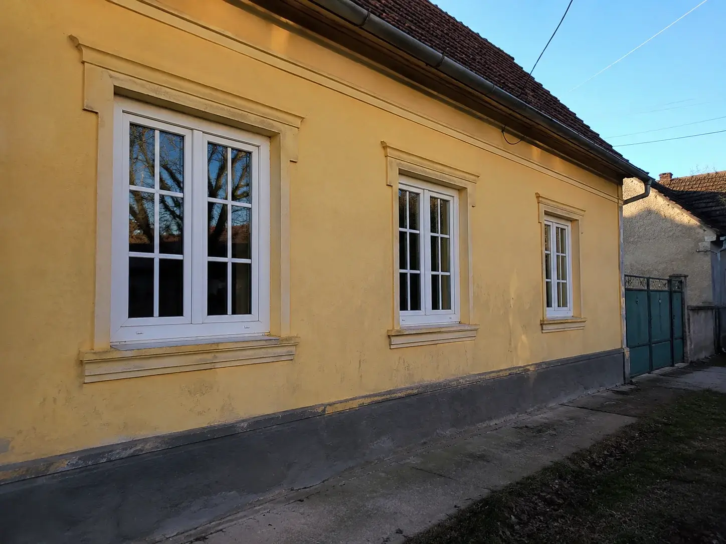 Stara bačka kuća u Đurđevu sa novim PVC prozorima sa klasičnom šibicom
