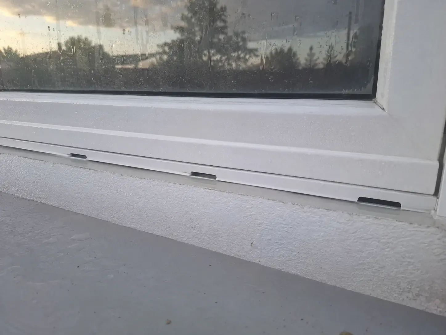Detalj odvodnih kanala PVC prozora za vodu posle kiše