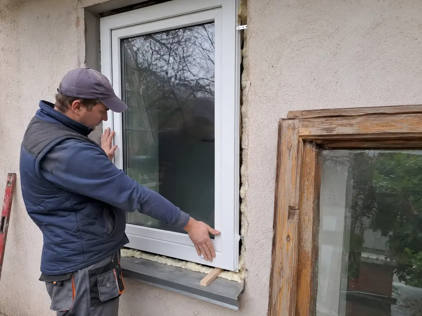 Profesionalna instalacija Rehau PVC prozora sa termalnom zaštitom vidljiva.